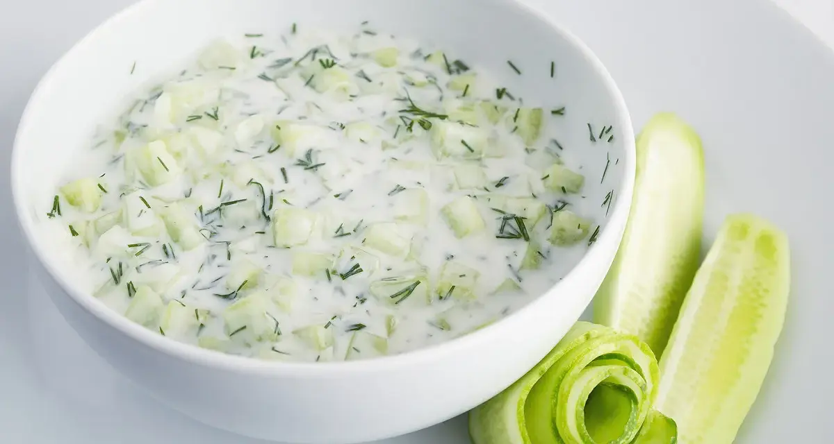 Sauce concombre crème fraîche moutarde, une recette de marmiton pour un plat frais et léger.
