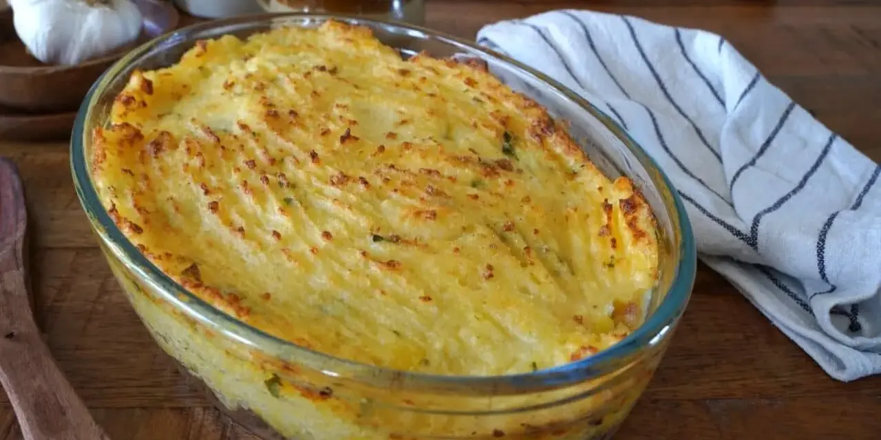 Hachis parmentier doré dans un plat en verre, une idée de plat simple et réconfortant.
