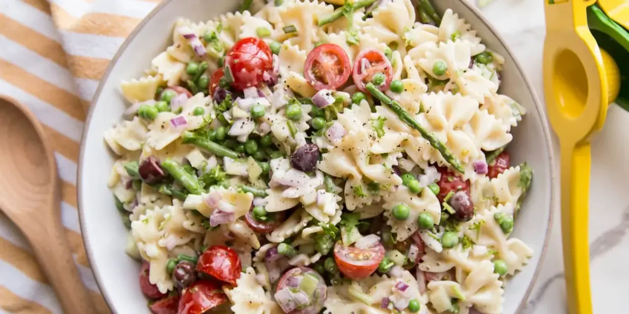 Salade de pâtes aux légumes colorés, assaisonnée d'une vinaigrette légère. Parfait pour un repas frais.