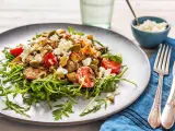 Salade colorée avec cœurs d'artichauts, tomates cerises, olives, roquette et feta émiettée.