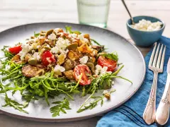 Salade colorée avec cœurs d'artichauts, tomates cerises, olives, roquette et feta émiettée.