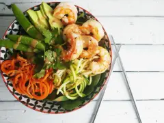 Un poke bowl crevette facile et coloré avec avocat, carottes spirales, courgettes en nouilles et pois gourmands.