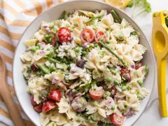 Salade de pâtes aux légumes colorés, assaisonnée d'une vinaigrette légère. Parfait pour un repas frais.