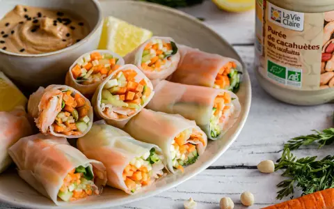 Rouleaux de printemps crevette frais, colorés et croquants, accompagnés d'une sauce onctueuse. Parfait pour une recette légère et savoureuse.
