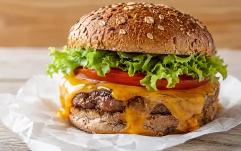 Un délicieux burger avec une salade croquante, une tomate juteuse et du fromage fondant. Un vrai régal !