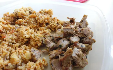 Couscous aux légumes et morceaux de viande assaisonnée, une excellente idée lunch box pour un repas savoureux et pratique.