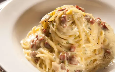 Spaghetti crémeux avec des dés de jambon, une idée parfaite pour savoir que faire avec des restes de jambon.
