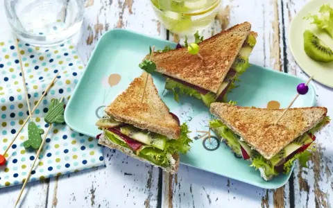 Sandwichs originaux pour un pique-nique ado : pain grillé, kiwi, salade et betterave. Un délice !
