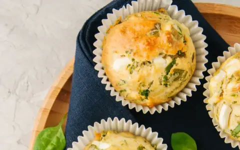 Muffins salés aux épinards et fromage, parfaits pour un repas facile à emporter en vacances.