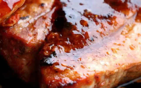Travers de porc brillants, nappés d'une sauce caramélisée. La meilleure marinade pour travers de porc pour un goût inoubliable.