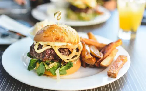Un délicieux burger avec des frites croustillantes, parfait pour savoir quoi manger le midi.