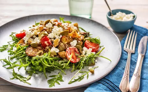 Salade colorée avec cœurs d'artichauts, tomates cerises, olives, roquette et feta émiettée.