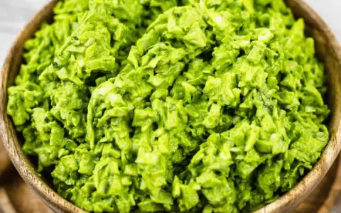 Salade verte crémeuse, une déesse de fraîcheur dans un bol en bois.