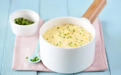 Sauce blanche poisson facile, crémeuse et garnie de ciboulette et zeste de citron. Parfait pour accompagner vos plats.