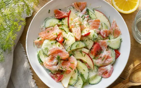 Salade de saumon, concombre, pomme et tomate, nappée d'une sauce crémeuse. Un repas léger midi marmiton parfait pour se régaler.