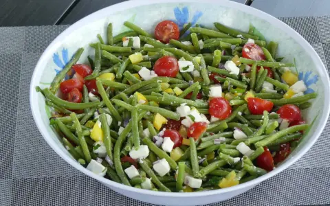 Salade colorée de haricots verts, tomates cerises, feta et poivrons jaunes. Un délice frais et croquant pour l'été.