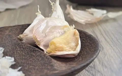Ail en papillote, doux et fondant, prêt à être dégusté.