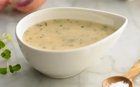 Une idée sauce salade crémeuse, parsemée d'herbes fraîches, prête à sublimer vos plats.