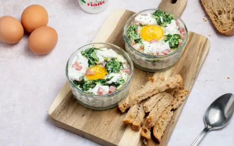 Œufs cocotte aux épinards et dés de jambon, une recette facile pour le midi. Servis avec des mouillettes de pain grillé.