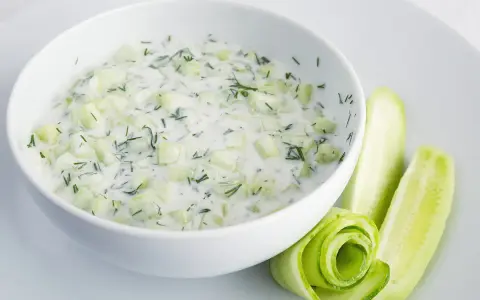 Sauce concombre crème fraîche moutarde, une recette de marmiton pour un plat frais et léger.
