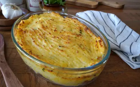 Hachis parmentier doré dans un plat en verre, une idée de plat simple et réconfortant.