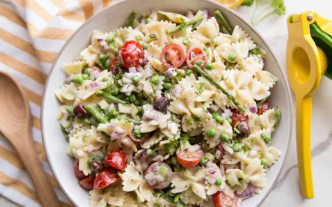 Salade de pâtes aux légumes colorés, assaisonnée d'une vinaigrette légère. Parfait pour un repas frais.