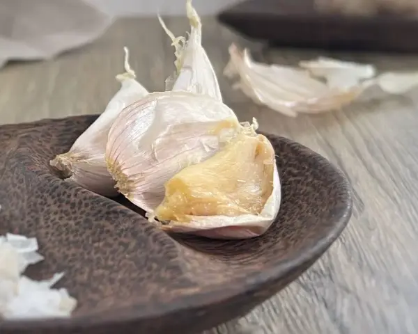 Ail confit, prêt à être utilisé. Délicieux pour comment faire de l'ail confit.