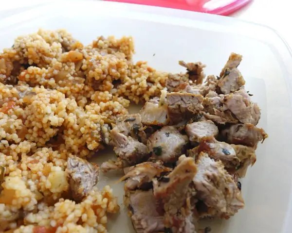 Couscous aux légumes et morceaux de viande assaisonnée, une excellente idée lunch box pour un repas savoureux et pratique.