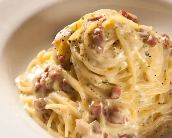 Spaghetti crémeux avec des dés de jambon, une idée parfaite pour savoir que faire avec des restes de jambon.