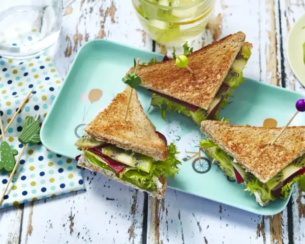 Sandwichs originaux pour un pique-nique ado : pain grillé, kiwi, salade et betterave. Un délice !