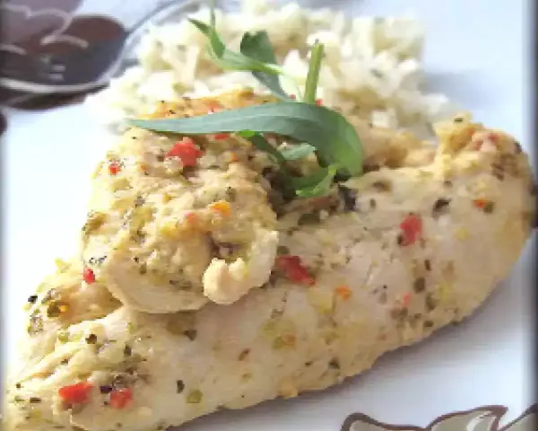 Un délicieux poulet avec une marinade poulet grec, garni d'herbes fraîches et servi avec du riz.