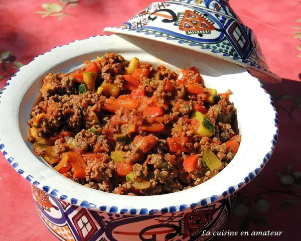 Un plat savoureux de recette viande hachée avec des légumes, servi dans un plat à tajine décoré.