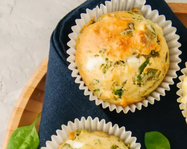 Muffins salés aux épinards et fromage, parfaits pour un repas facile à emporter en vacances.