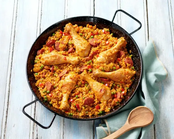 Paella au poulet et chorizo, un plat coloré et savoureux, parfait pour une recette facile et conviviale.