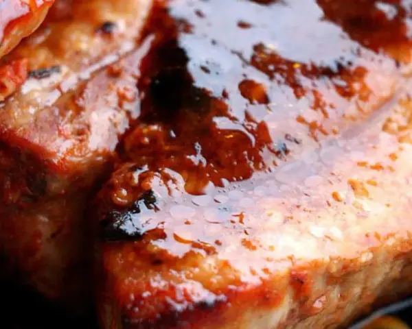 Travers de porc brillants, nappés d'une sauce caramélisée. La meilleure marinade pour travers de porc pour un goût inoubliable.