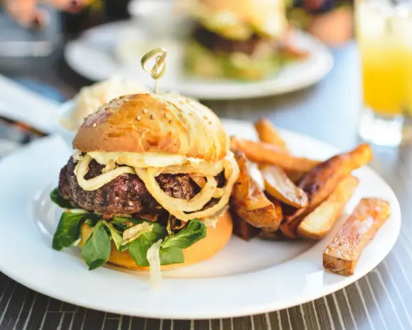 Un délicieux burger avec des frites croustillantes, parfait pour savoir quoi manger le midi.