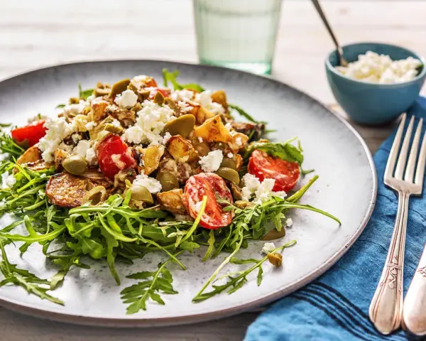 Salade colorée avec cœurs d'artichauts, tomates cerises, olives, roquette et feta émiettée.