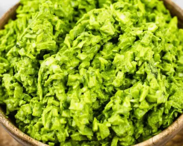 Salade verte crémeuse, une déesse de fraîcheur dans un bol en bois.