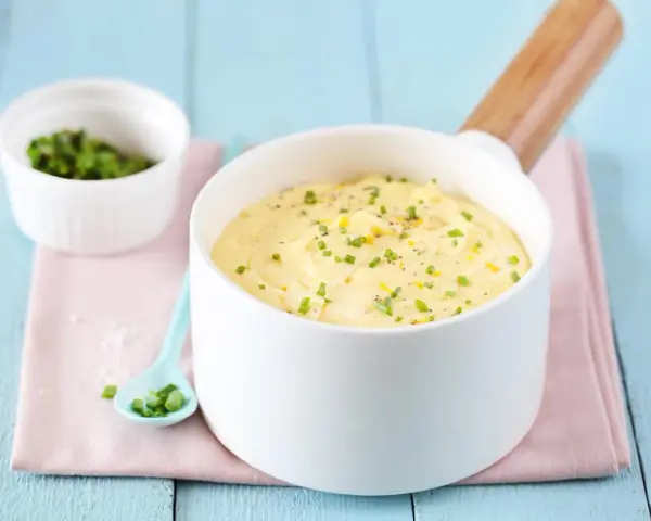 Sauce blanche poisson facile, crémeuse et garnie de ciboulette et zeste de citron. Parfait pour accompagner vos plats.