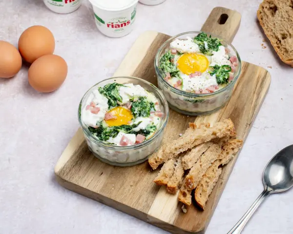 Œufs cocotte aux épinards et dés de jambon, une recette facile pour le midi. Servis avec des mouillettes de pain grillé.