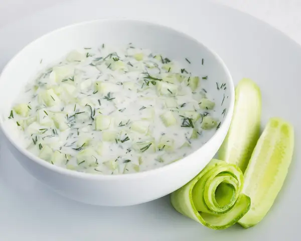 Sauce concombre crème fraîche moutarde, une recette de marmiton pour un plat frais et léger.