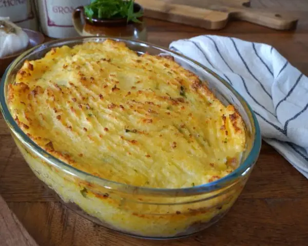 Hachis parmentier doré dans un plat en verre, une idée de plat simple et réconfortant.