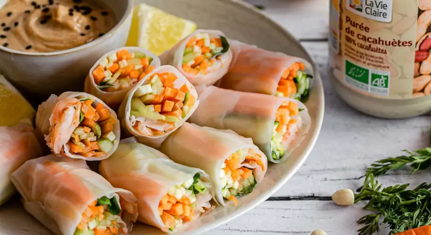 Rouleaux de printemps crevette frais, colorés et croquants, accompagnés d'une sauce onctueuse. Parfait pour une recette légère et savoureuse.