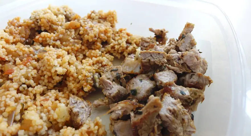 Couscous aux légumes et morceaux de viande assaisonnée, une excellente idée lunch box pour un repas savoureux et pratique.