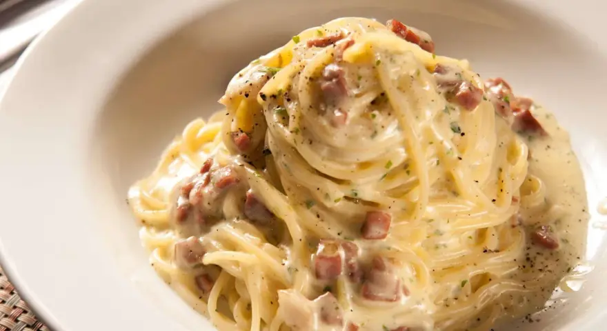 Spaghetti crémeux avec des dés de jambon, une idée parfaite pour savoir que faire avec des restes de jambon.