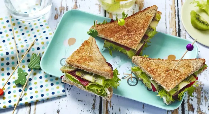 Sandwichs originaux pour un pique-nique ado : pain grillé, kiwi, salade et betterave. Un délice !