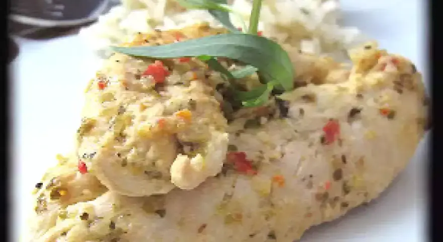 Un délicieux poulet avec une marinade poulet grec, garni d'herbes fraîches et servi avec du riz.