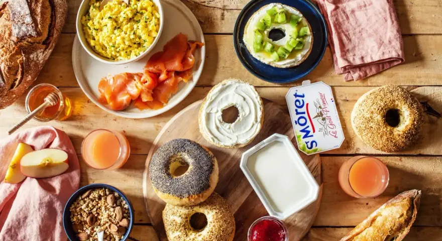 Un festin pour le déjeuner : œufs brouillés, saumon fumé, bagels, fromage frais, jus et fruits. Qu'est-ce qu'on mange à midi ?