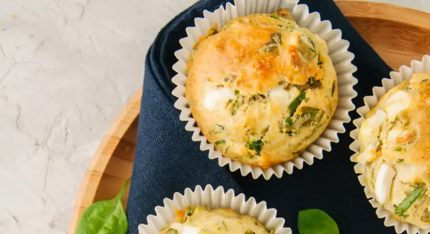 Muffins salés aux épinards et fromage, parfaits pour un repas facile à emporter en vacances.