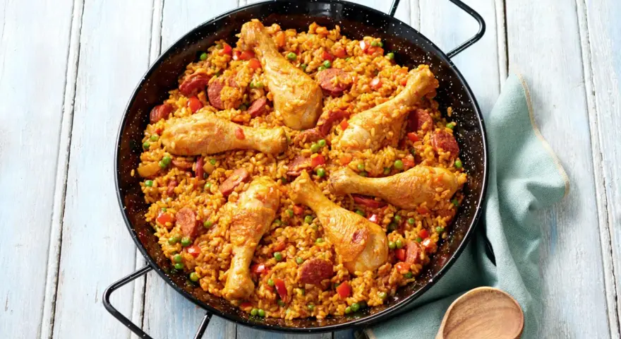 Paella au poulet et chorizo, un plat coloré et savoureux, parfait pour une recette facile et conviviale.